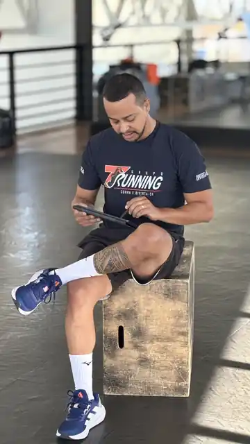 Henrique Luís com tablet durante trabalho de acompanhamento na academia