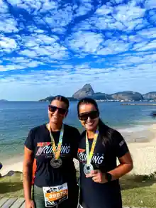 Thaís e Ariana com medalhas após a Meia Maratona do Rio